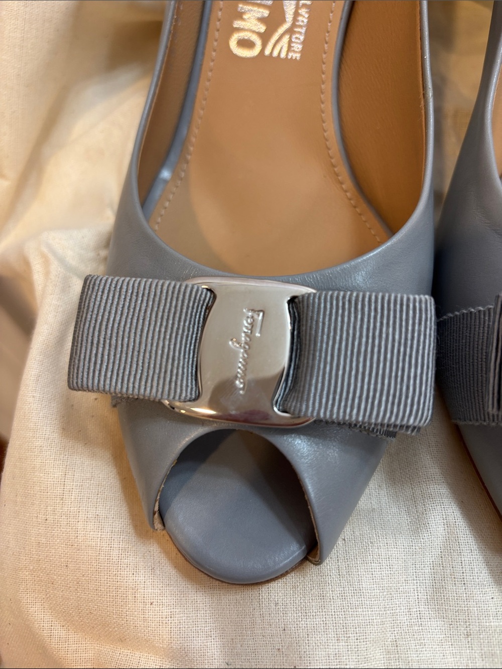 NWT Salvatore Ferragamo Gray Leather Vara Bow Peep-Toe Pumps - Picture 3 of 8